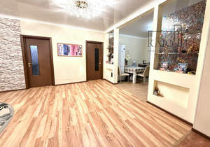 Дом 206м², 2-этажный, участок 9 сот.  